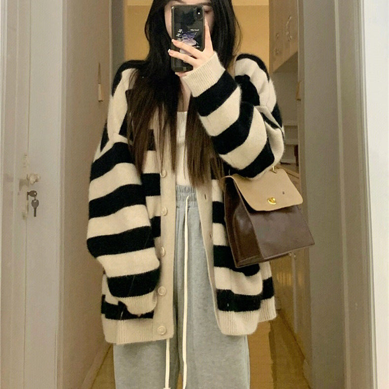 Damen Oversized Strickjacke Streifenmuster Praktische Taschen Beige
