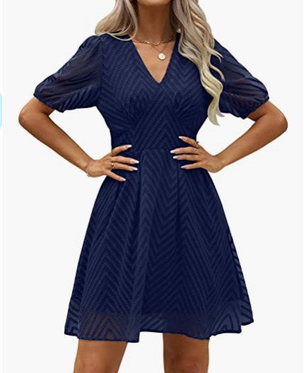 Damen Kleid mit gepufften Ärmeln und V-Ausschnitt Eveloria