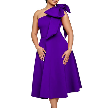 Damen Schulterfreies Kleid mit Halstuch und Goldener Akzent