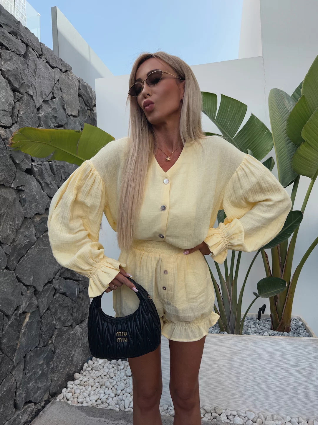 Damen Set Kurze Hose Luftige Bluse Rüschendetails