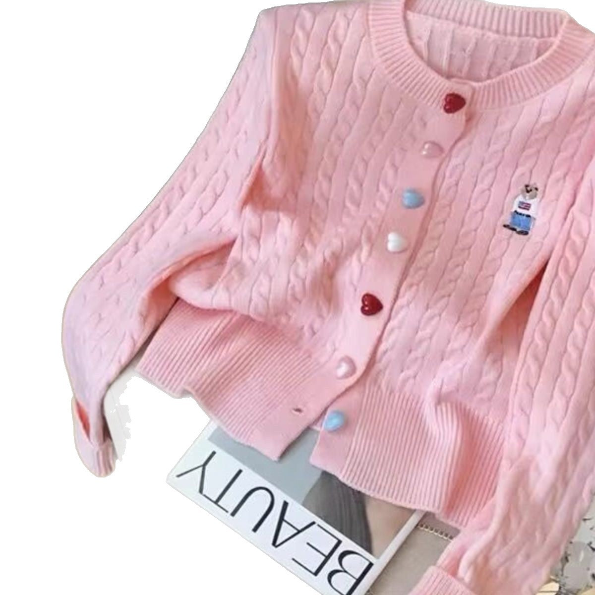 Damen Strickjacke mit Herzknöpfen und Muster