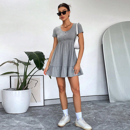 Damen Kurzarm-Kleid mit Knöpfen und Rüschensaum Eveloria