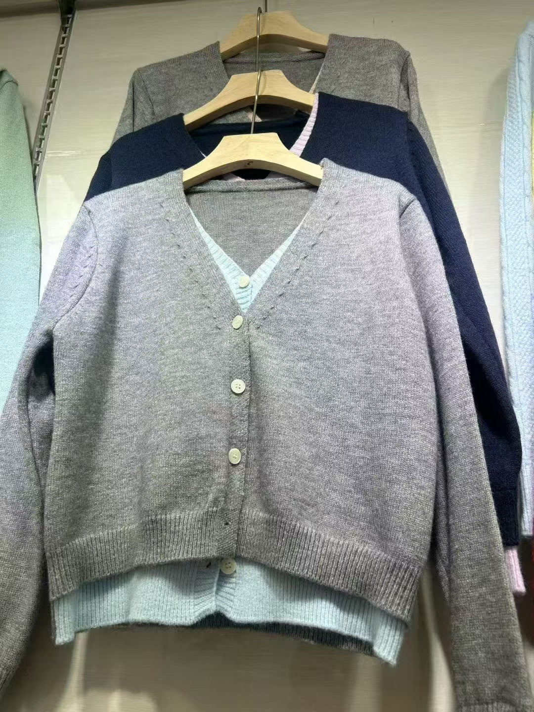 Damen Strickjacke V-Ausschnitt Kontrastbündchen Eveloria