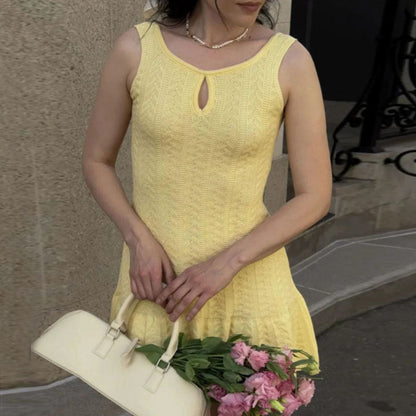 Damen Strickkleid mit Ausschnitt und Rüschensaum