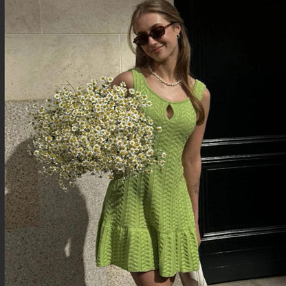 Damen Strickkleid mit Ausschnitt und Rüschensaum