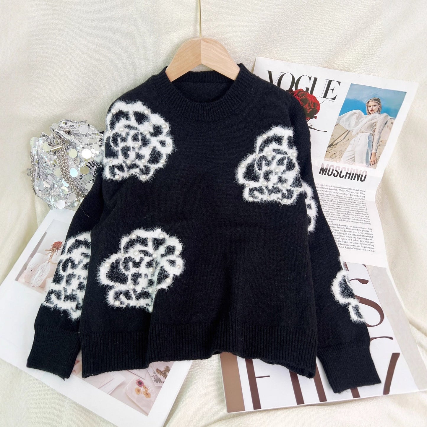 Damenpullover mit Blumenapplikationen und Perlenverzierungen