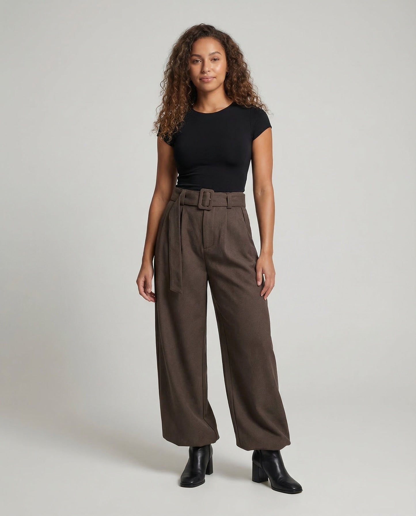 Damen Weite Bundfaltenhose mit Stoffgürtel - Eveloria