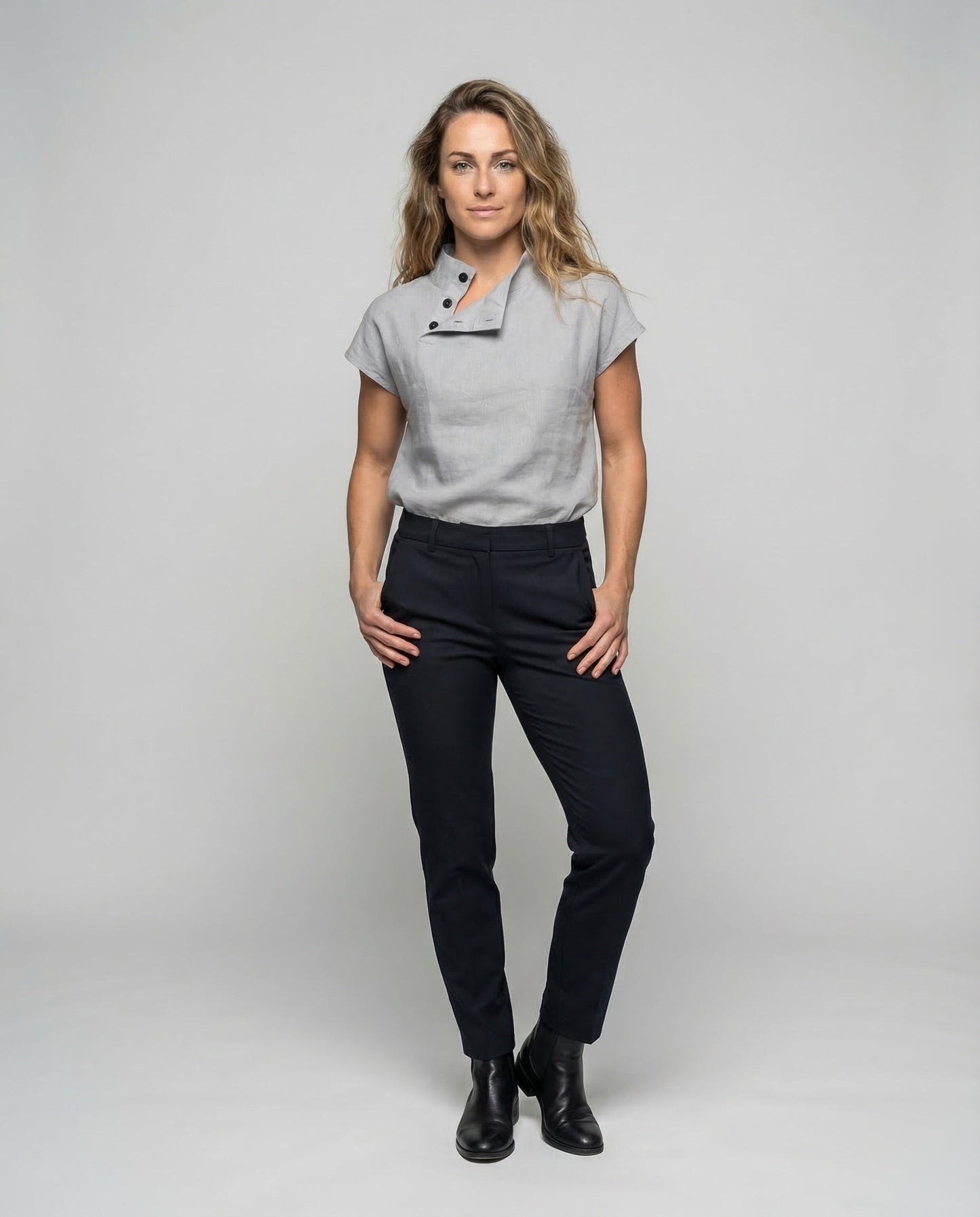 Damen Leinen Oberteil mit Zierknöpfen Beige - Eveloria