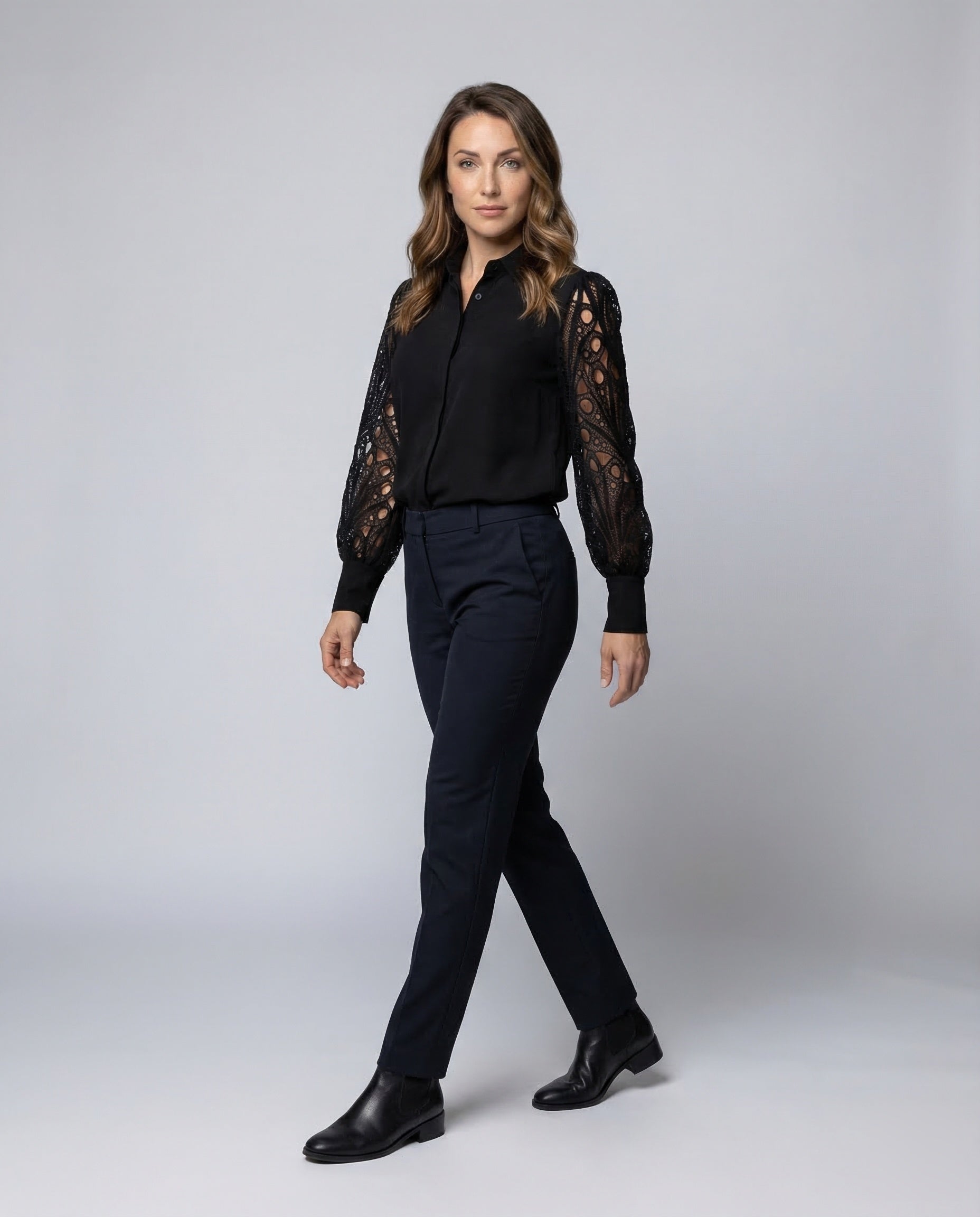 Damen Satinbluse mit grafischen Spitzenärmeln - Eveloria