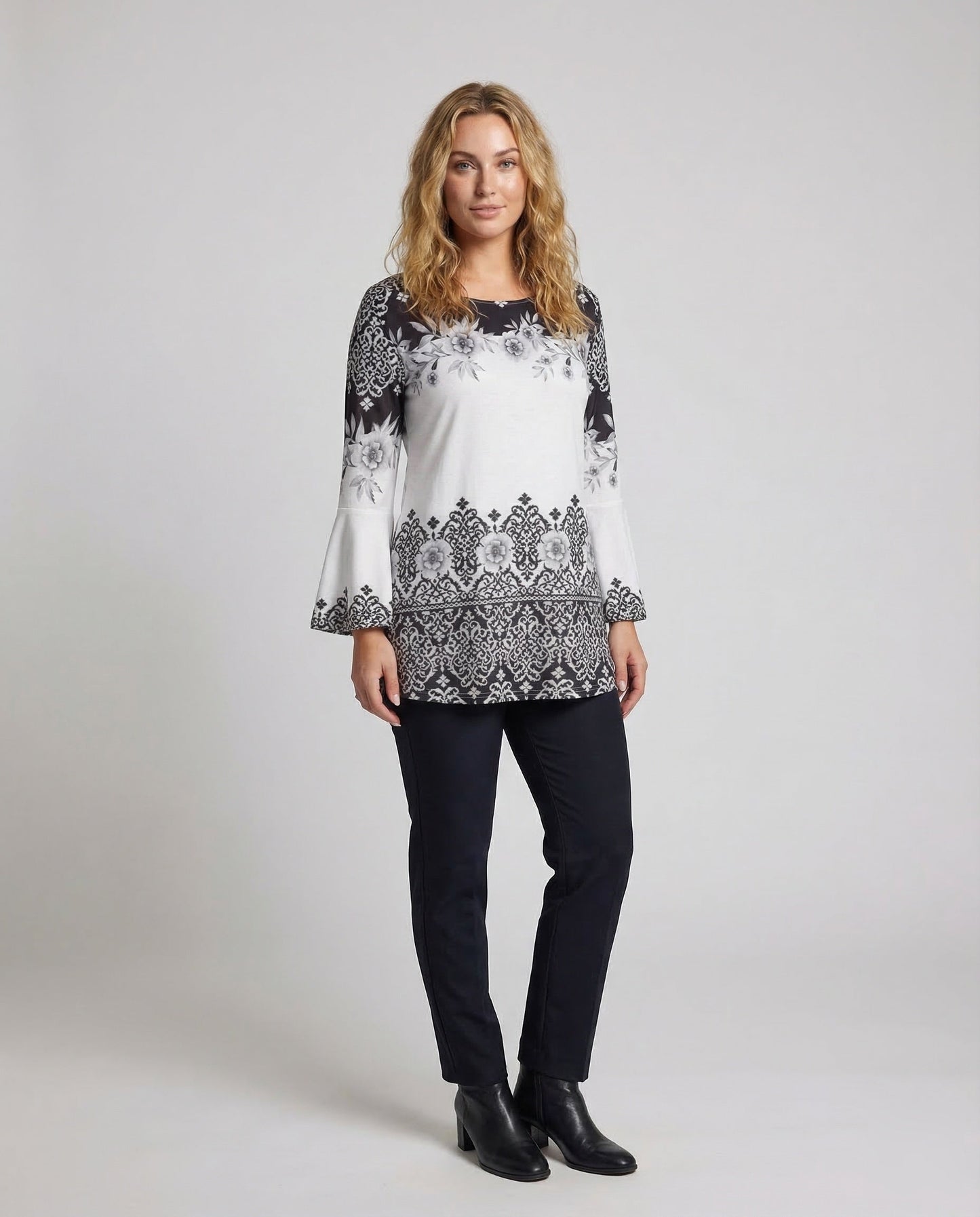 Damen Tunika mit Trompetenärmel und Blumenbordüre - Eveloria