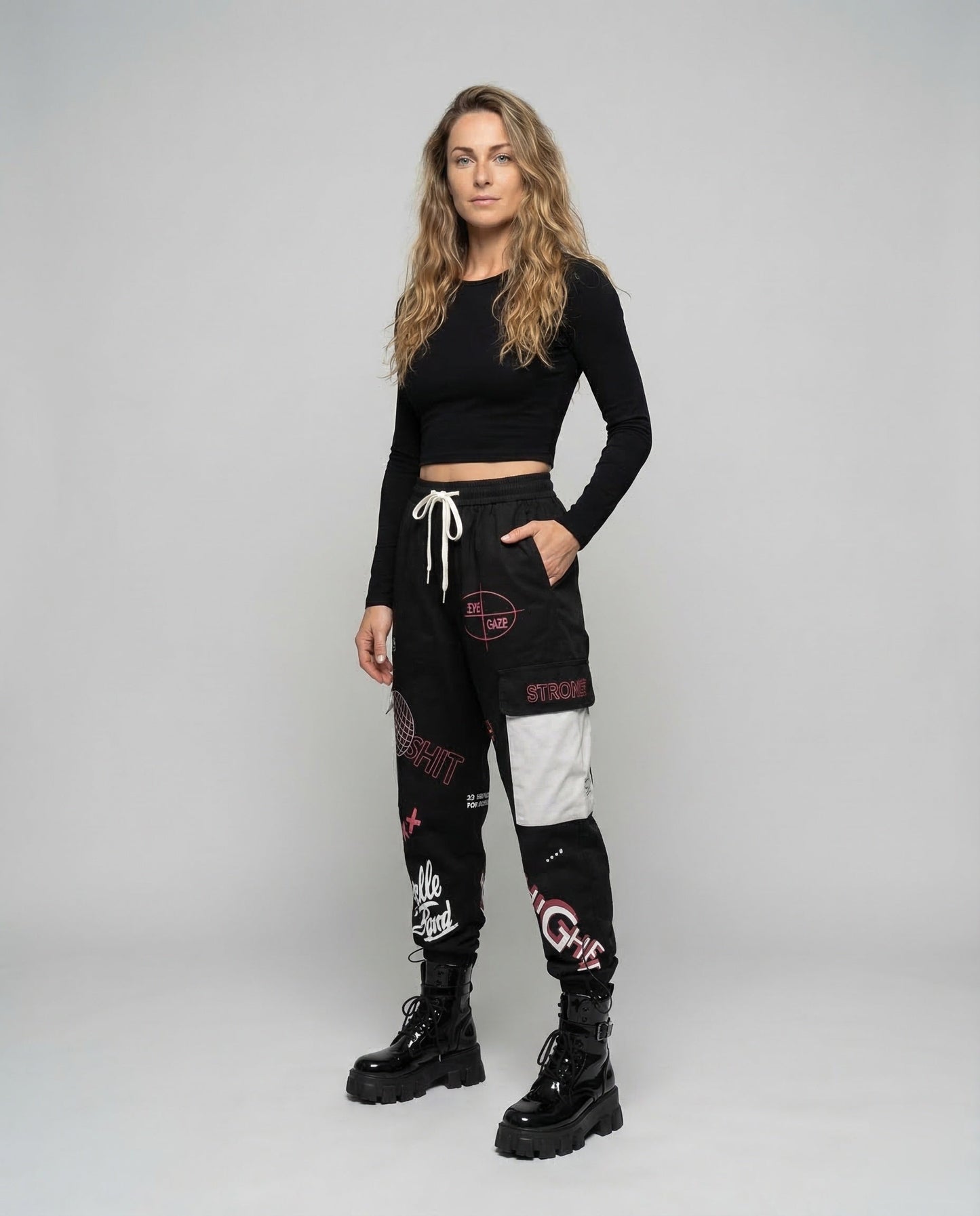Damen Cargohose mit Printpatches und Kordelbündchen - Eveloria