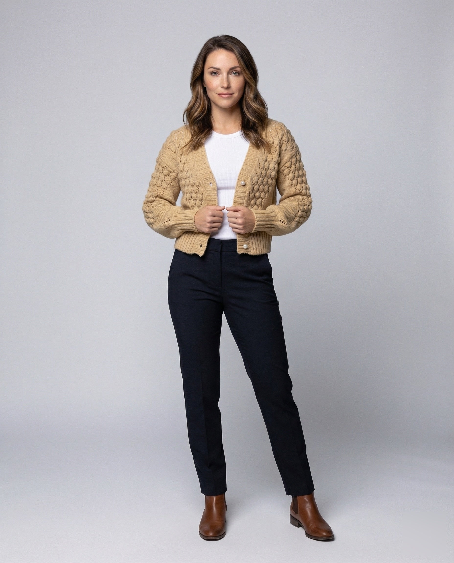 Kurze Damen Strickjacke mit Bobbelstruktur und Ballonärmeln - Eveloria