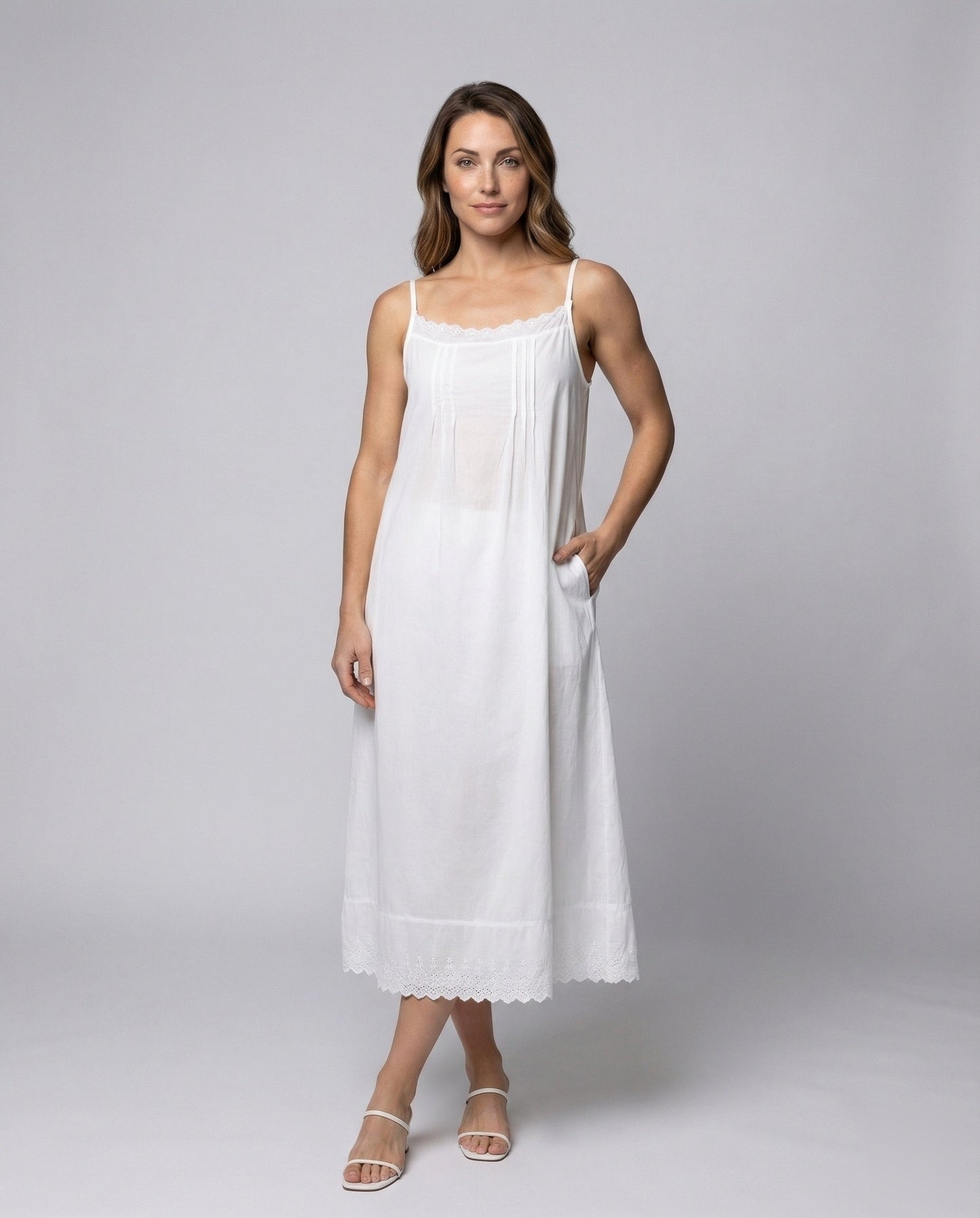Damen Baumwoll-Unterkleid mit Spaghettiträgern und Spitzensaum - Eveloria