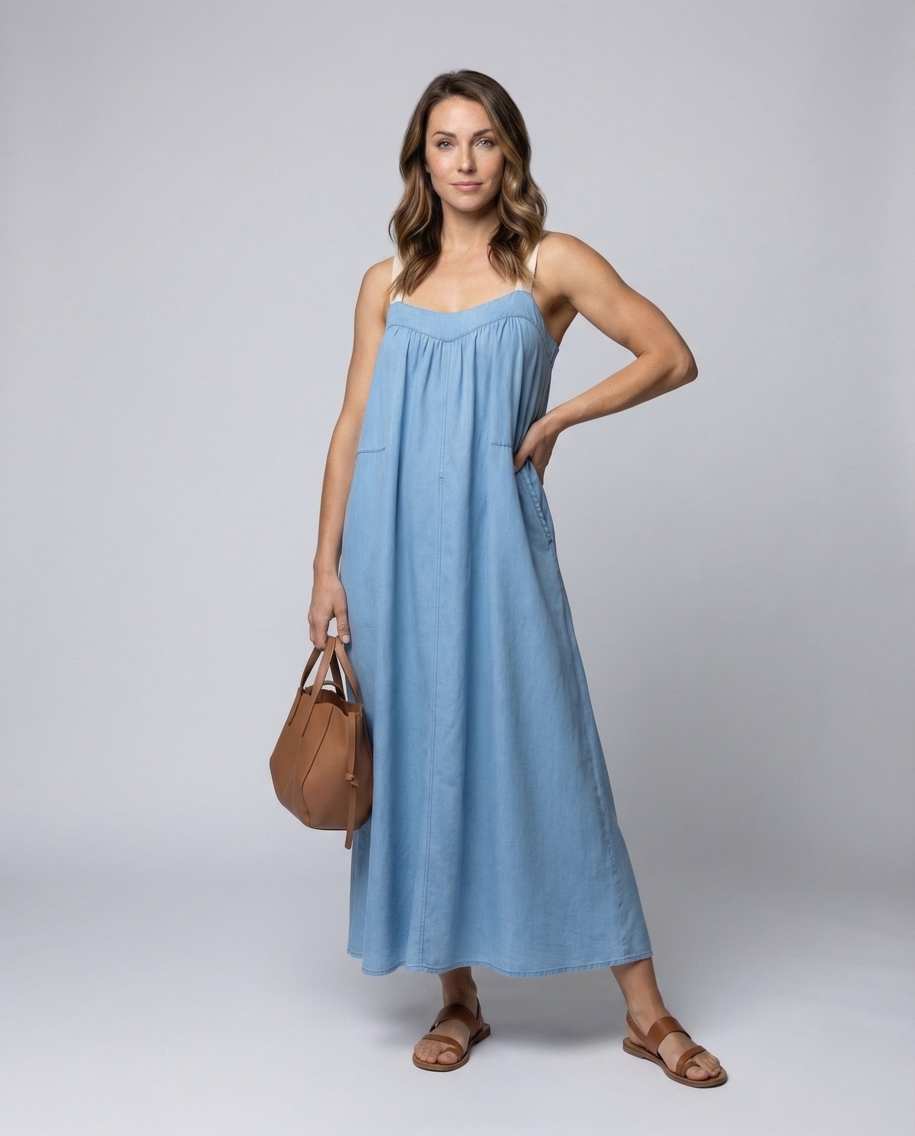 Damen Maxikleid mit Kontrastträgern und Eingrifftaschen - Eveloria
