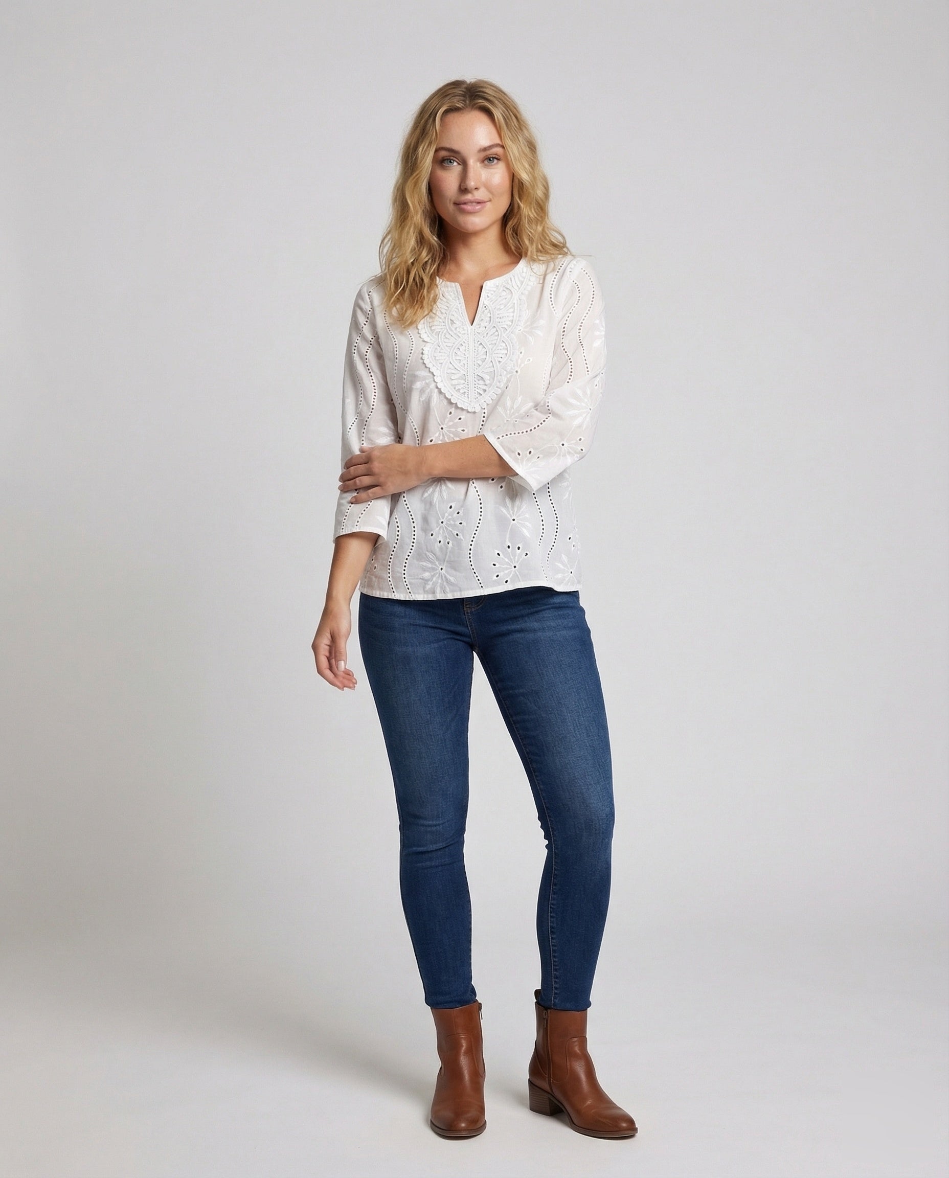 Damen Tunika Bluse mit Lochstickerei und V-Ausschnitt - Eveloria