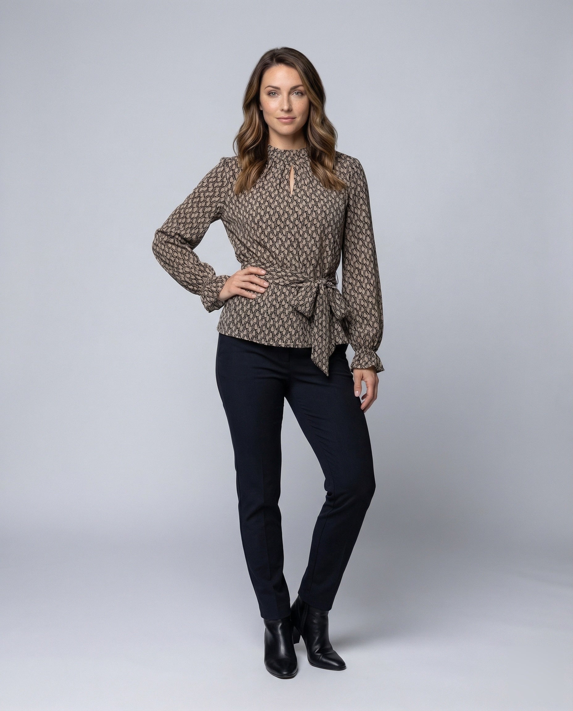 Damen Bluse Retroprint Geraffter Stehkragen Rüschenmanschetten - Eveloria