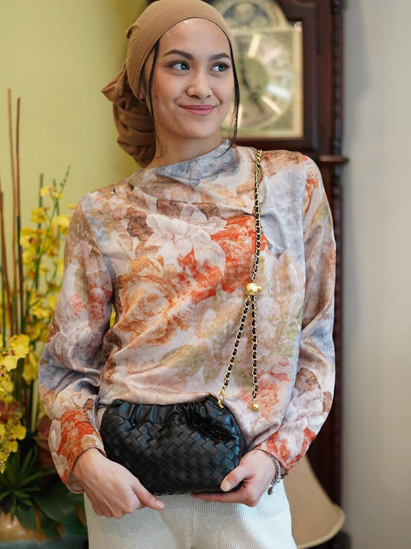Damen-Tasche mit goldener Kette