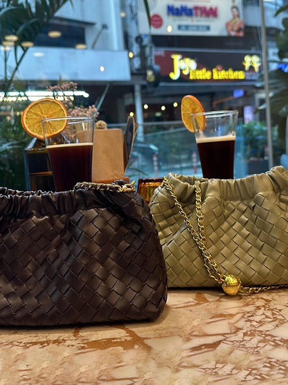 Damen-Tasche mit goldener Kette