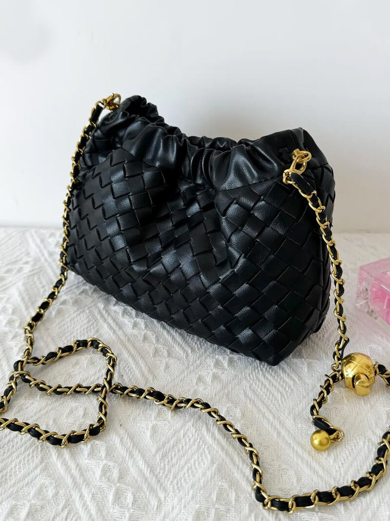 Damen-Tasche mit goldener Kette