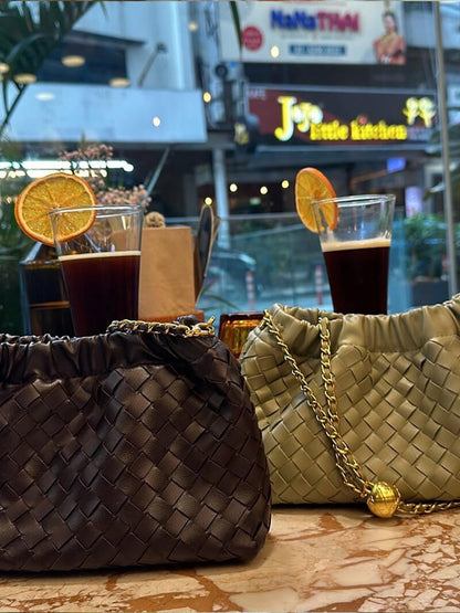 Damen-Tasche mit goldener Kette