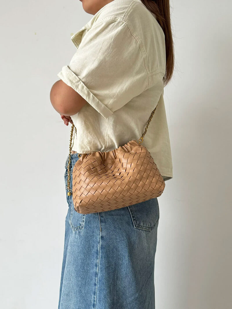Damen-Tasche mit goldener Kette