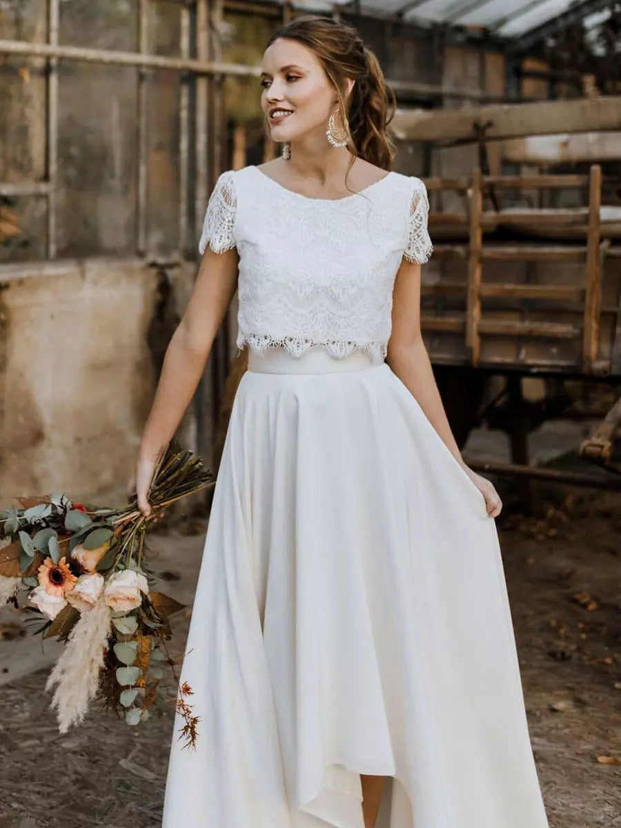Elegantes Brautkleid Spitzenoberteil fließender Rock Weiß