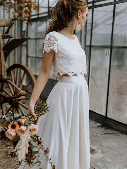 Elegantes Brautkleid Spitzenoberteil fließender Rock Weiß