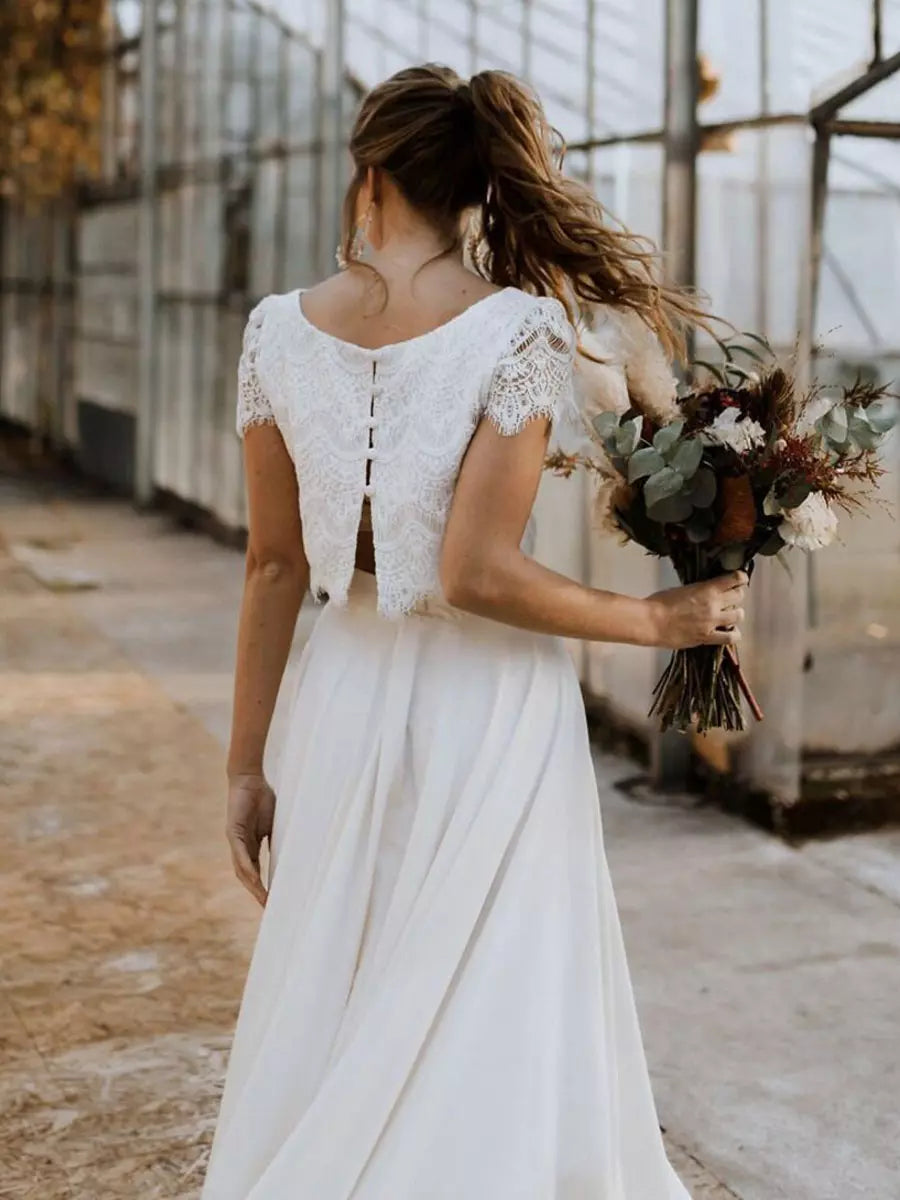 Elegantes Brautkleid Spitzenoberteil fließender Rock Weiß