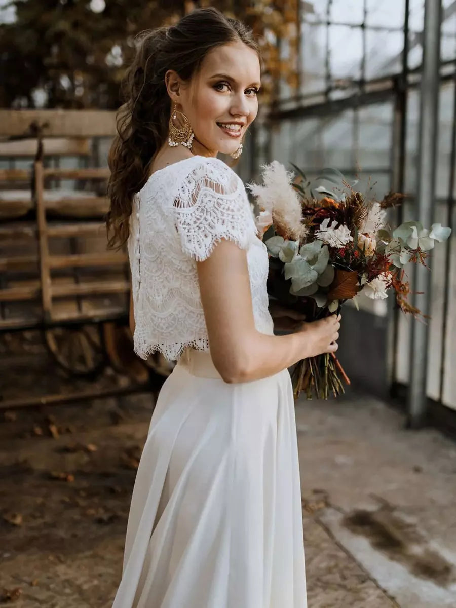 Elegantes Brautkleid Spitzenoberteil fließender Rock Weiß