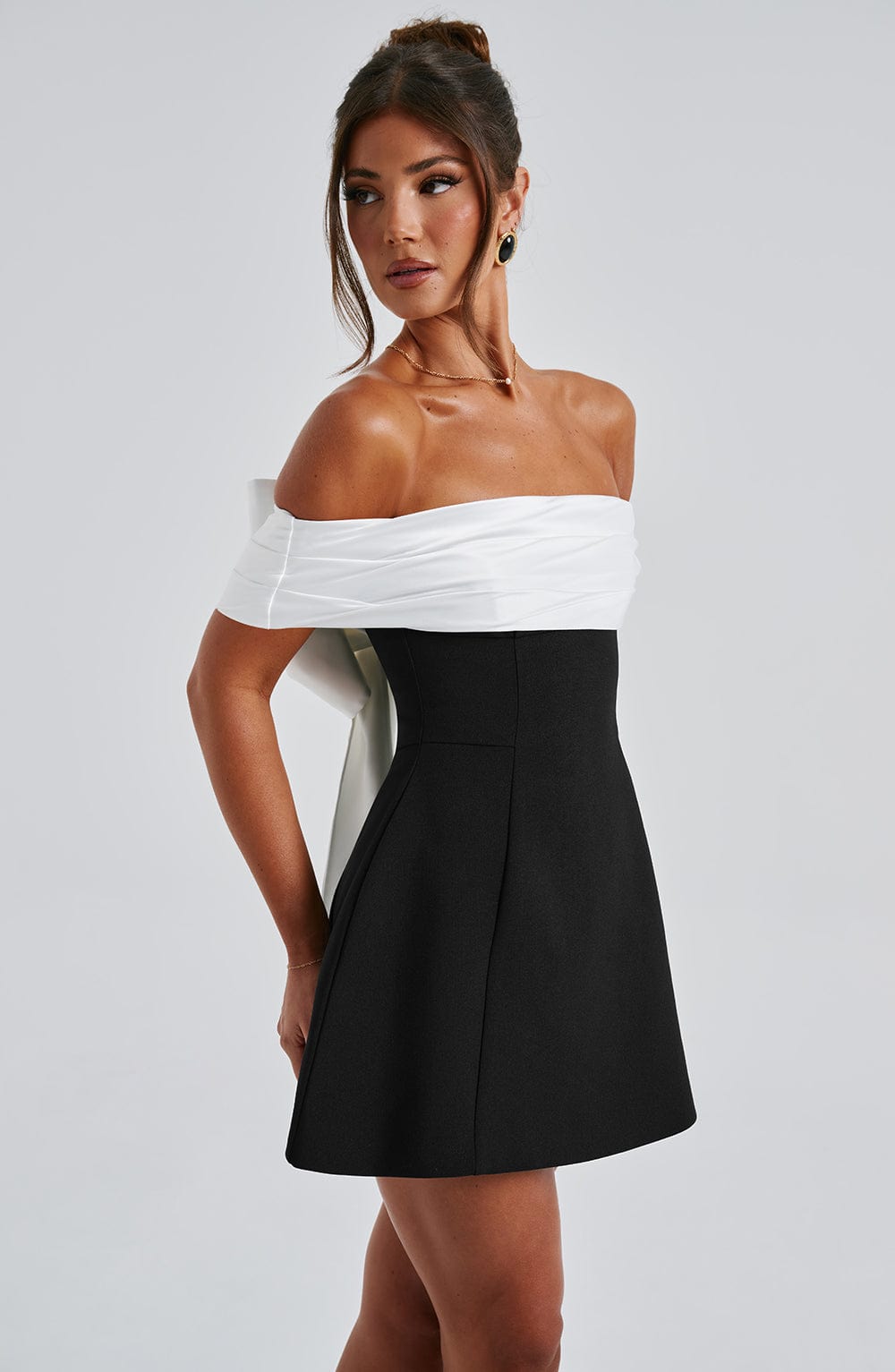 Schulterfreies Damenminikleid Kontrastoberteil