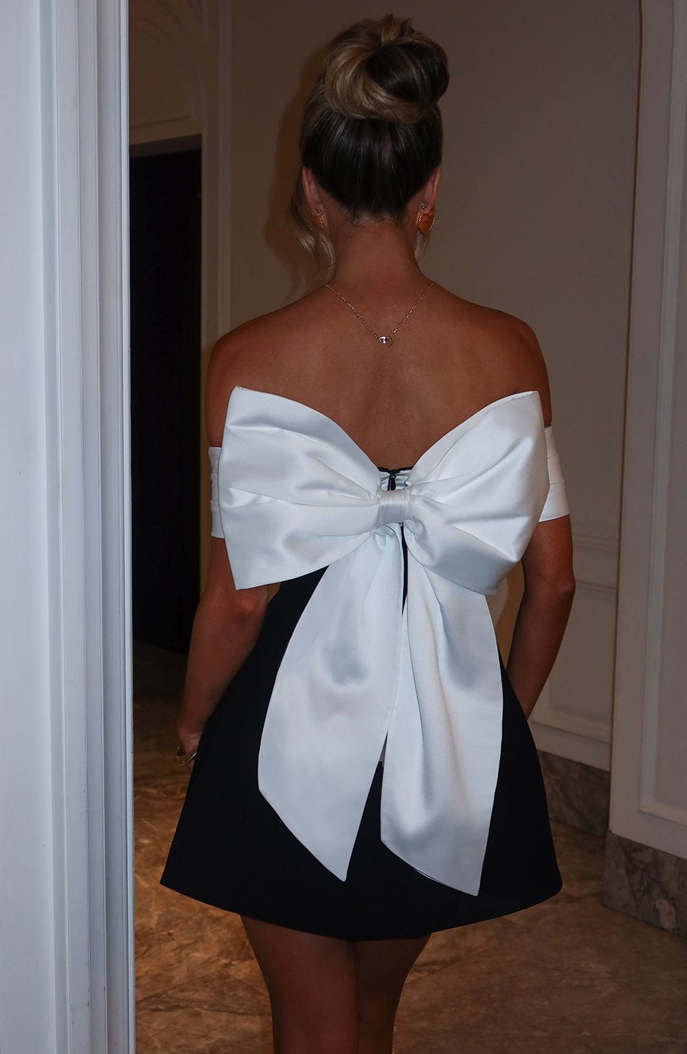 Schulterfreies Damenminikleid Kontrastoberteil